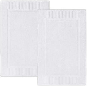 white bath mats